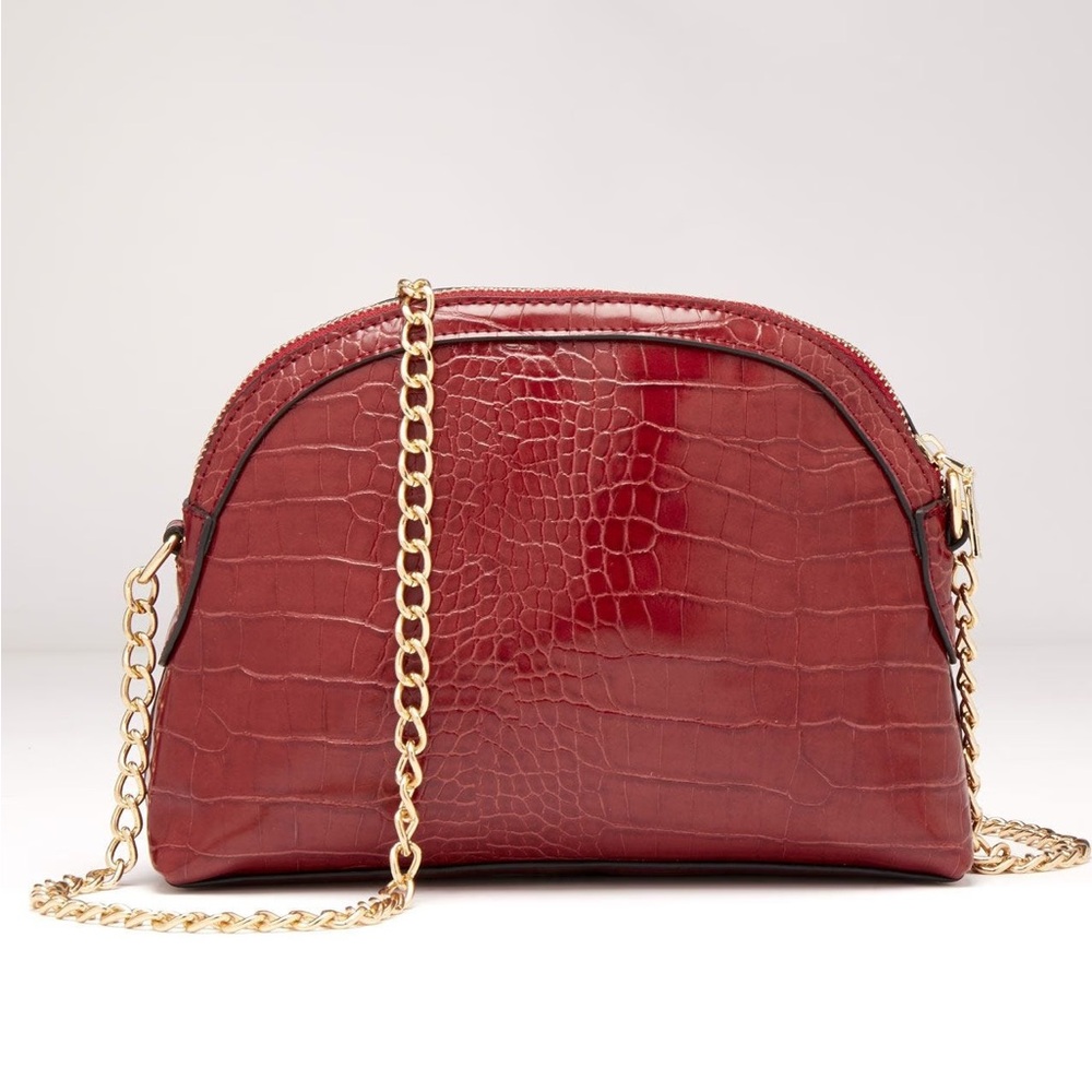 Elegant Red Croc-Embossed Chain Bag F22